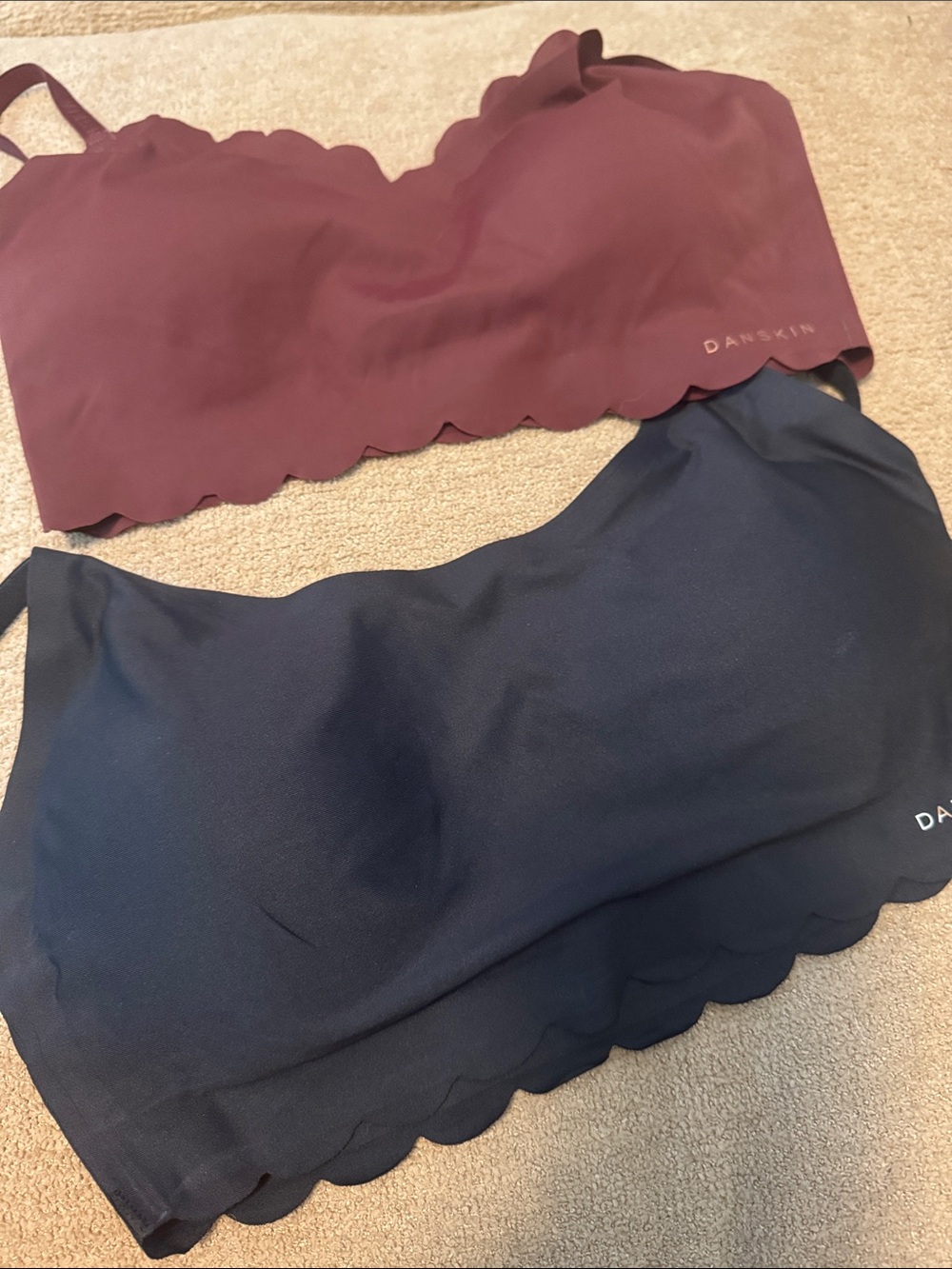 Danskin Scallop-Edge M Bandeau Bras in Burgundy and Black